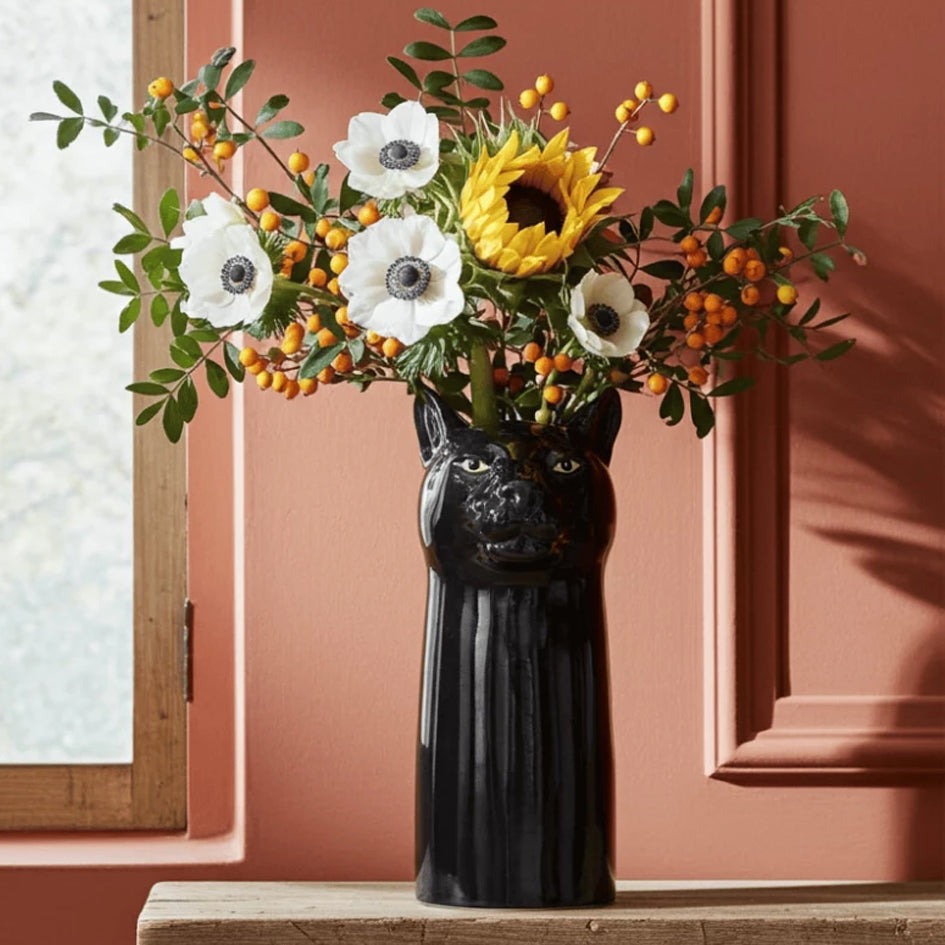 Afbeelding van handbeschilderd keramiek bloemenvaas in vorm van een zwart panter Quail Ceramics - SuperMatique