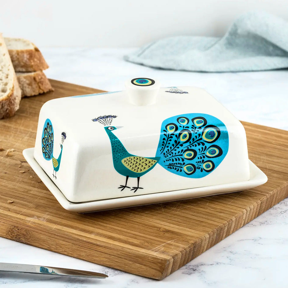Afbeelding van keramiek botervloot met illustratie van blauw en turquoise pauwen Hannah Turner - SuperMatique