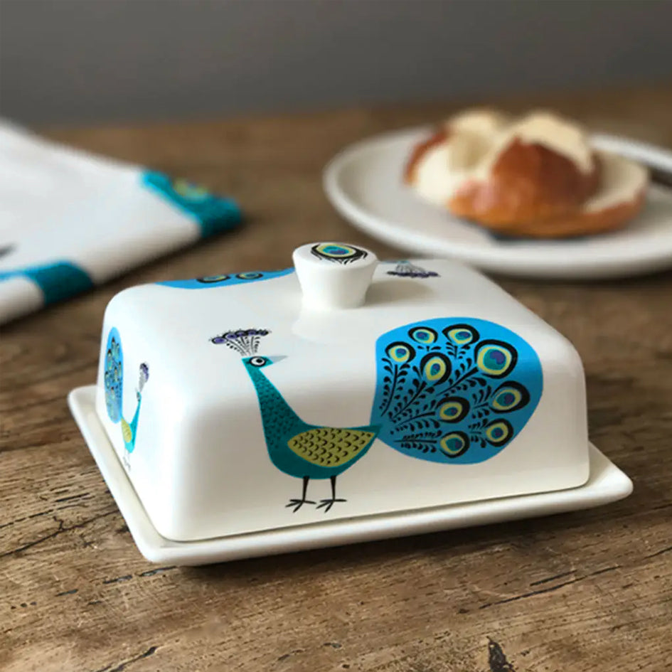 Afbeelding van keramiek botervloot met illustratie van blauw en turquoise pauwen Hannah Turner - SuperMatique