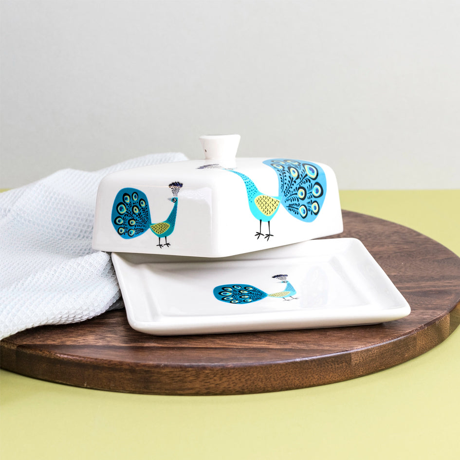 Afbeelding van keramiek botervloot met illustratie van blauw en turquoise pauwen Hannah Turner - SuperMatique