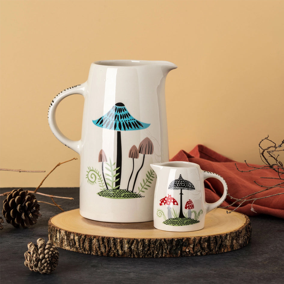Afbeelding van keramiek schenkkan met illustratie van verschillende paddenstoelen Hannah Turner Ceramics - SuperMatique