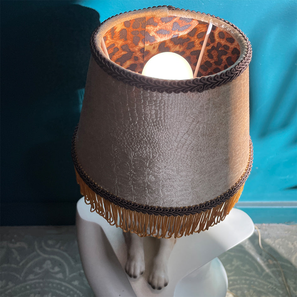 Afbeelding van keramiek vintage lamp in vorm van een wit labrador puppy t.i.p. lights - SuperMatique