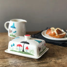 Afbeelding van botervloot met illustraties van paddenstoelen Hannah Turner Ceramics - SuperMatique 