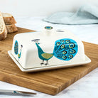 Afbeelding van keramiek botervloot met illustratie van blauw en turquoise pauwen Hannah Turner - SuperMatique 