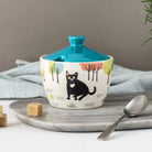 Afbeelding van suikerpot met deksel en illustraties van hondjes Hannah Turner Ceramics - SuperMatique 