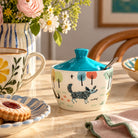 Afbeelding van suikerpot met deksel en illustraties van hondjes Hannah Turner Ceramics - SuperMatique 