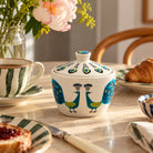 Afbeelding van keramiek suiker potje met illustratie van twee pauwen in blauw en turquoise Hannah Turner Ceramics - SuperMatique 