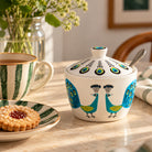 Afbeelding van keramiek suiker potje met illustratie van twee pauwen in blauw en turquoise Hannah Turner Ceramics - SuperMatique 