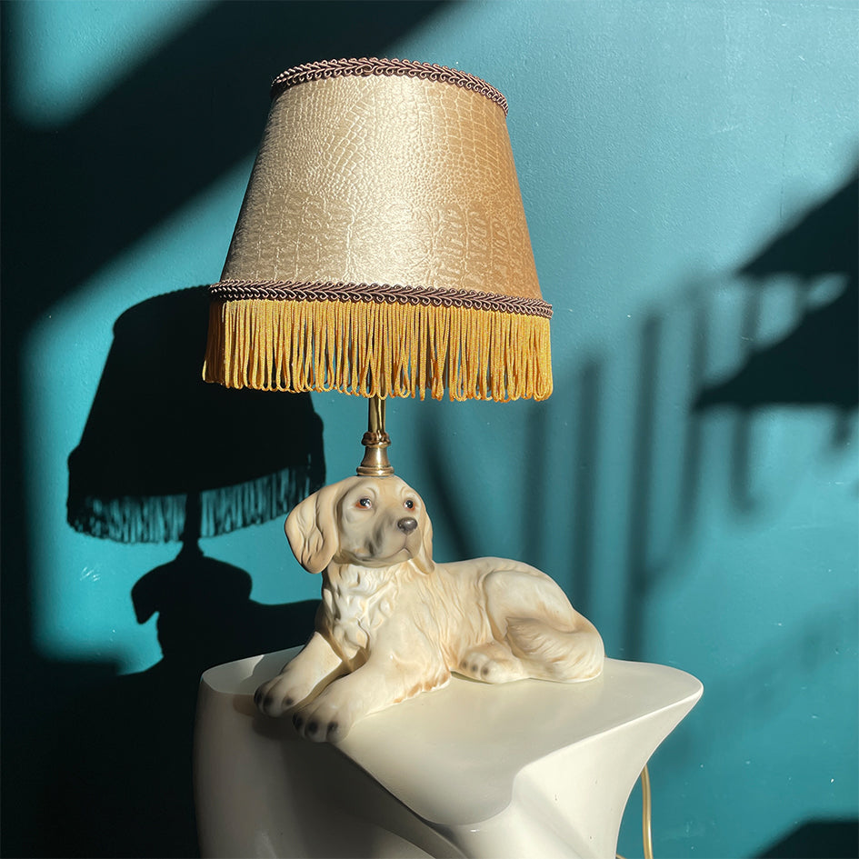Afbeelding van keramiek vintage lamp in vorm van een wit labrador puppy t.i.p. lights - SuperMatique 