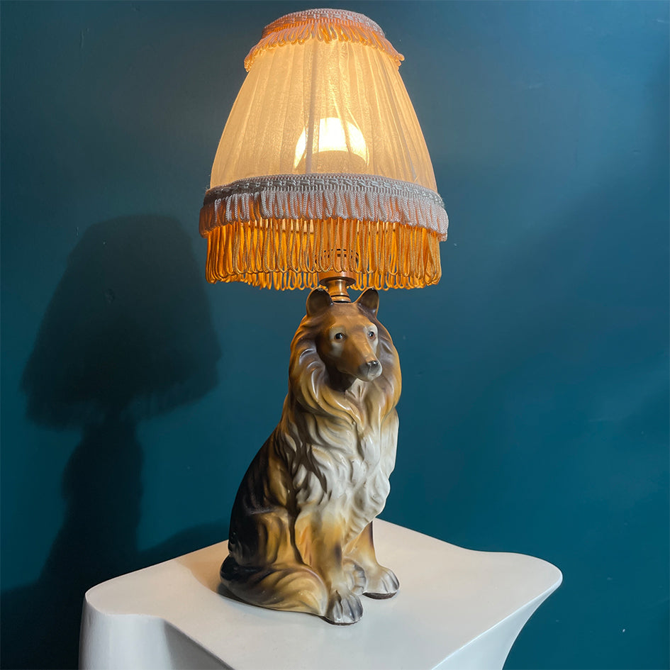 Afbeelding van decoratieve keramiek vintage lamp in vorm van een Lassie hondje t..i.p. lights - SuperMatique 