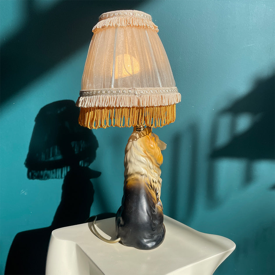 Afbeelding van decoratieve keramiek vintage lamp in vorm van een Lassie hondje t..i.p. lights - SuperMatique 